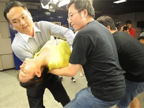 让人瞬间意识模糊的催眠术 是不是真的（催眠术）