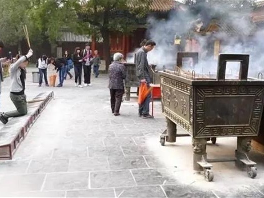 去寺庙里烧香拜佛 需要牢记哪些规矩(拜佛规矩)