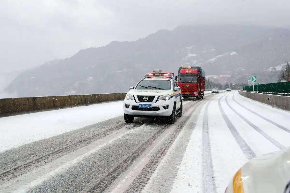暴雪致高速瘫痪车主被困十小时 暴雪为交通带来哪些隐患 第2张 暴雪致高速瘫痪车主被困十小时 暴雪为交通带来哪些隐患 第2张
